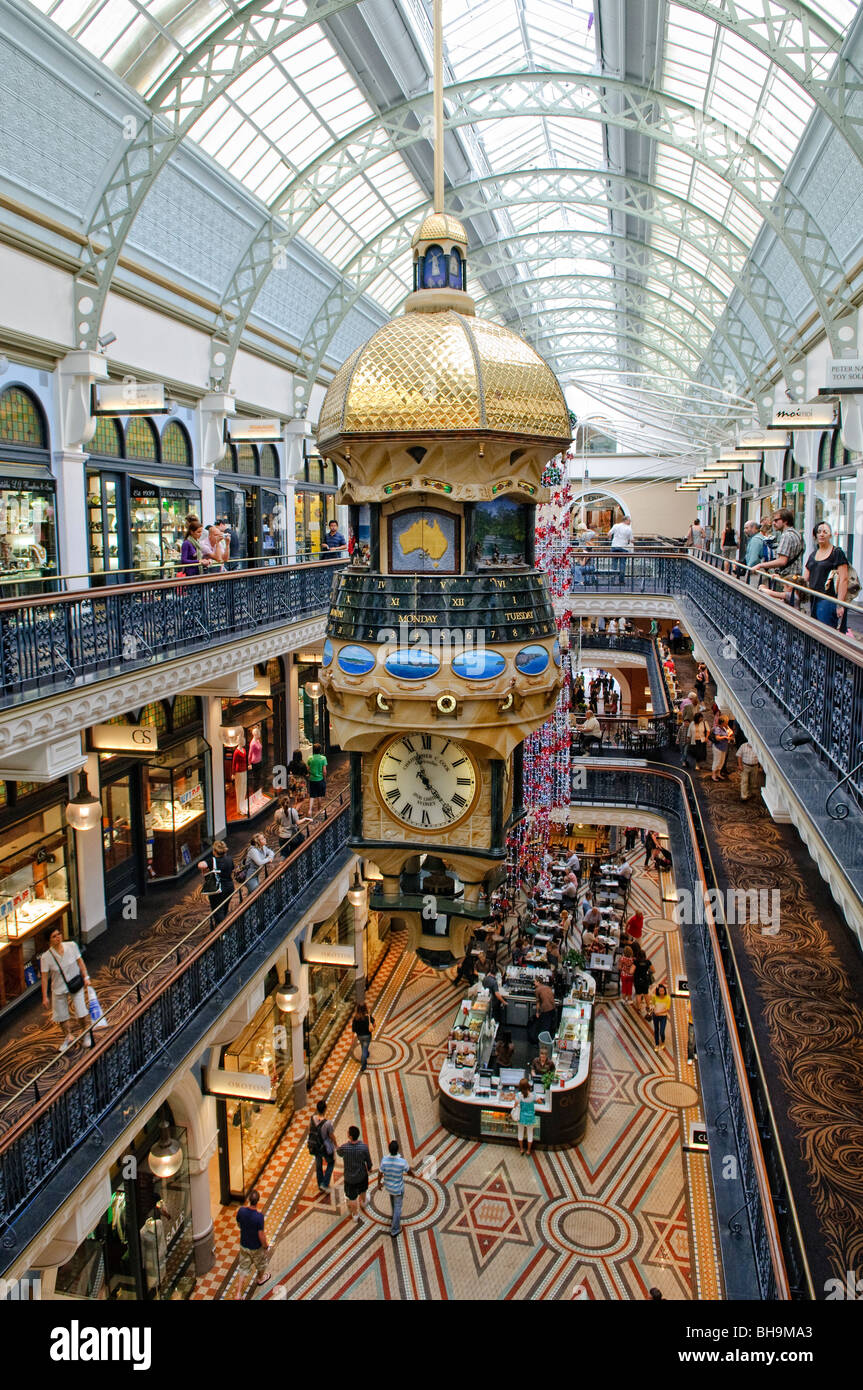 Queen Victoria Building Clock Interior Sydney // SYDNEY, Australien - das Innere des luxuriösen Einkaufszentrums Queen Victoria Building an der George Street im zentralen Geschäftsviertel von Sydney. Die großen Hängeuhren in der Mitte sind kunstvoll verziert und beinhalten komplizierte und neuartige Methoden, die Zeit anzuzeigen. Das Queen Victoria Building, ein berühmtes architektonisches Meisterwerk, steht majestätisch im Herzen von Sydney. Dieses im späten 19. Jahrhundert erbaute Gebäude im romanischen Stil beherbergt eine Reihe von exklusiven Geschäften, Cafés und Boutiquen. Das große Innere des Gebäudes verfügt über atemberaubende Buntglasfenster, Intri Stockfoto