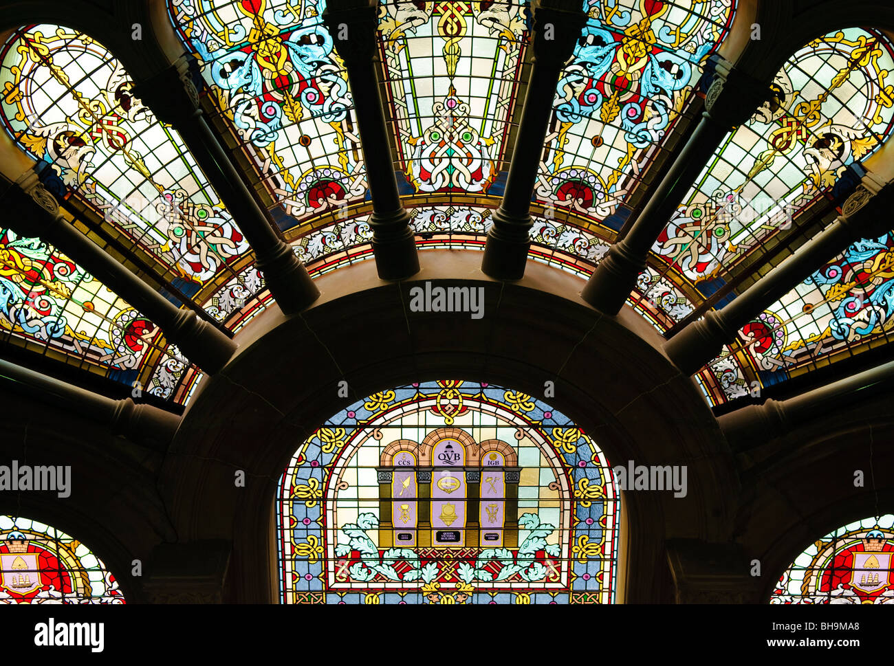 Queen Victoria Building Buntglasfenster Sydney Australien // SYDNEY, Australien – Buntglasfenster im Einkaufszentrum Queen Victoria Building im Geschäftsviertel von Sydney. Das Queen Victoria Building, ein berühmtes architektonisches Meisterwerk, steht majestätisch im Herzen von Sydney. Dieses im späten 19. Jahrhundert erbaute Gebäude im romanischen Stil beherbergt eine Reihe von exklusiven Geschäften, Cafés und Boutiquen. Das große Innere des Gebäudes verfügt über atemberaubende Buntglasfenster, komplizierte Fliesen und eine prächtige zentrale Kuppel, was es zu einem beliebten Ziel für Shopping und Sightseeing macht. Stockfoto