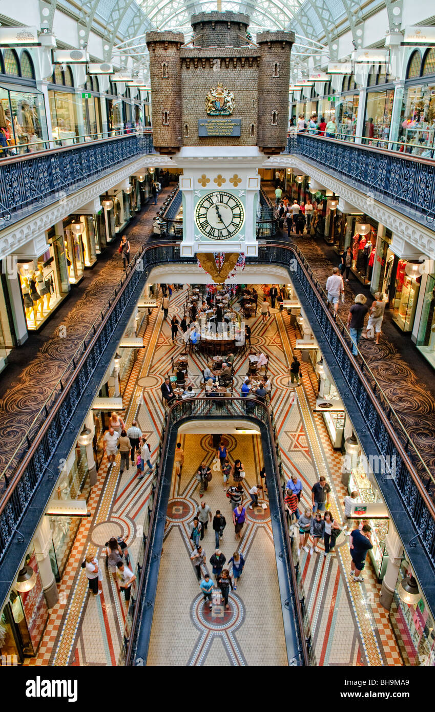 Queen Victoria Building Interior Clock Sydney Australia // SYDNEY, Australien - das Innere des luxuriösen Einkaufszentrums Queen Victoria Building an der George Street im zentralen Geschäftsviertel von Sydney. Die großen Hängeuhren in der Mitte sind kunstvoll verziert und beinhalten komplizierte und neuartige Methoden, die Zeit anzuzeigen. Das Queen Victoria Building, ein berühmtes architektonisches Meisterwerk, steht majestätisch im Herzen von Sydney. Dieses im späten 19. Jahrhundert erbaute Gebäude im romanischen Stil beherbergt eine Reihe von exklusiven Geschäften, Cafés und Boutiquen. Das große Innere des Gebäudes zeichnet sich durch atemberaubende Buntglaswinde aus Stockfoto