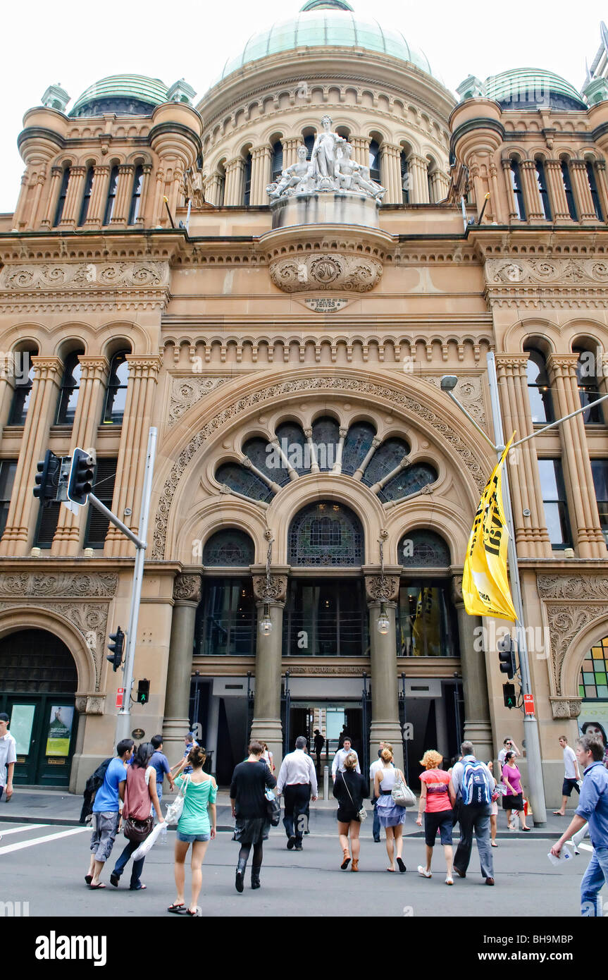 Queen Victoria Building George Street Entrance Sydney // SYDNEY, Australien - der große Eingang zur Einkaufspassage Queen Victoria Building von Sydney. Dieses historische Wahrzeichen, bekannt für seine kunstvolle viktorianische Architektur und die markante Kuppel, ist ein beliebtes Einzelhandelsziel im Herzen der Stadt. Stockfoto Queen Victoria Building George Street Entrance Sydney // SYDNEY, Australien - der große Eingang zur Einkaufspassage Queen Victoria Building von Sydney. Dieses historische Wahrzeichen, bekannt für seine kunstvolle viktorianische Architektur und die markante Kuppel, ist ein beliebtes Einzelhandelsziel im Herzen der Stadt. Stockfoto