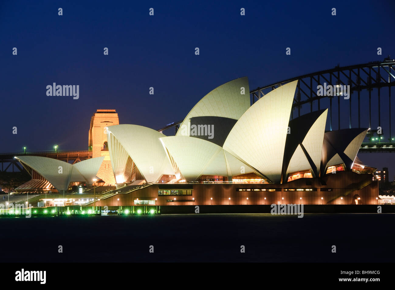 SYDNEY, Australien - Sydney, Australien - Die berühmten Sydney Opera House und der Sydney Harbour Bridge im Hintergrund wie aus dem Rom Mrs Macquarie's Point in der Nacht im Hafen von Sydney, Australien gesehen. Stockfoto