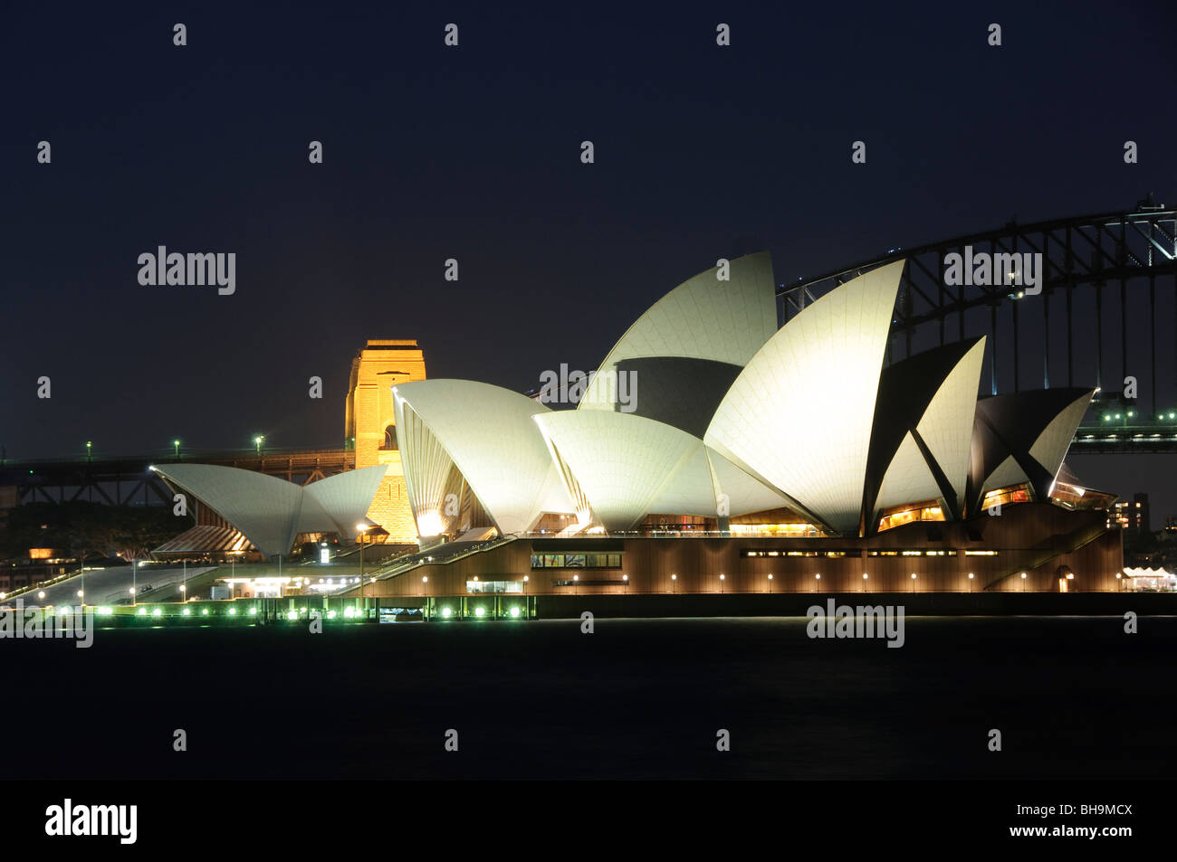 SYDNEY, Australien - Sydney, Australien - Die berühmten Sydney Opera House und der Sydney Harbour Bridge im Hintergrund wie aus dem Rom Mrs Macquarie's Point in der Nacht im Hafen von Sydney, Australien gesehen. Stockfoto