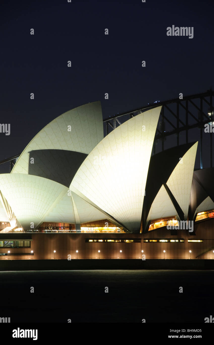 SYDNEY, Australien - Sydney, Australien - Die berühmten Sydney Opera House und der Sydney Harbour Bridge im Hintergrund wie aus dem Rom Mrs Macquarie's Point in der Nacht im Hafen von Sydney, Australien gesehen. Stockfoto