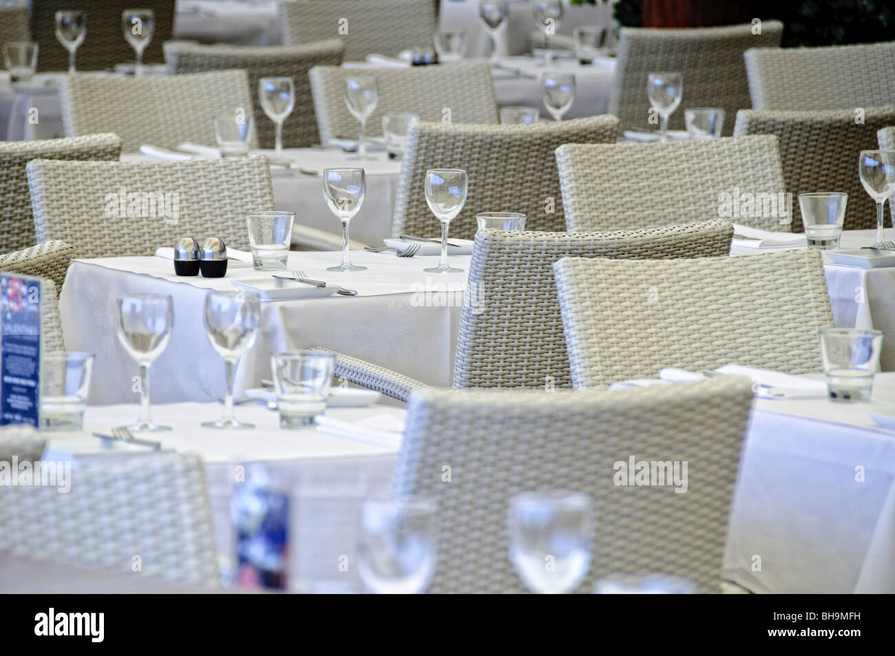SYDNEY, Australien - Sydney, Australien - Reihen von leeren Tabellen in einem Restaurant in Sydney Stockfoto
