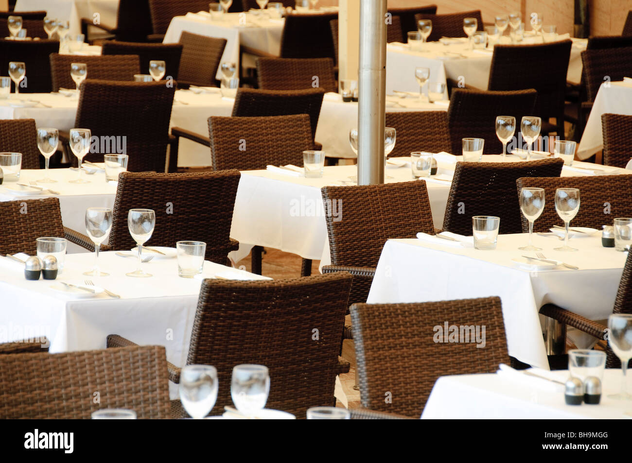 SYDNEY, Australien - Sydney, Australien - Reihen von leeren Tabellen in einem Restaurant in Sydney Stockfoto