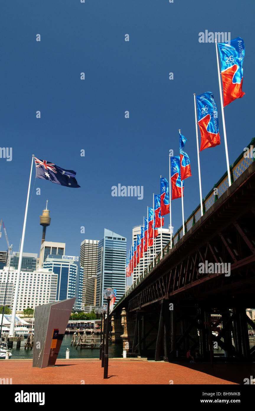 Pyrmont Bridge Darling Harbour Sydney Australien // SYDNEY, Australien – Pyrmont Bridge, eine Fußgängerbrücke am Darling Harbour, die Cockle Bay überspannt. Das Australian National Maritime Museum steht an der Uferpromenade von Darling Harbour. Das unverwechselbare weiße Dach und die moderne Architektur des Museums stehen im Kontrast zu den historischen Schiffen, die neben dem Museum vertäut sind, einschließlich der Nachbildung von Captain Cooks HMB Endeavour. Stockfoto