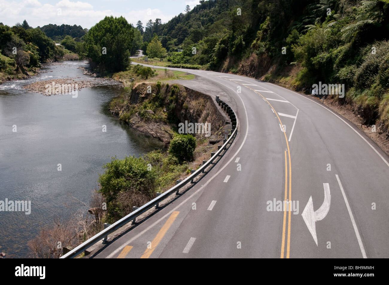 leere State Highway 1 motor Weg, Ohinemuri Fluss, der durch die Karangahake Gorge, Stockfoto