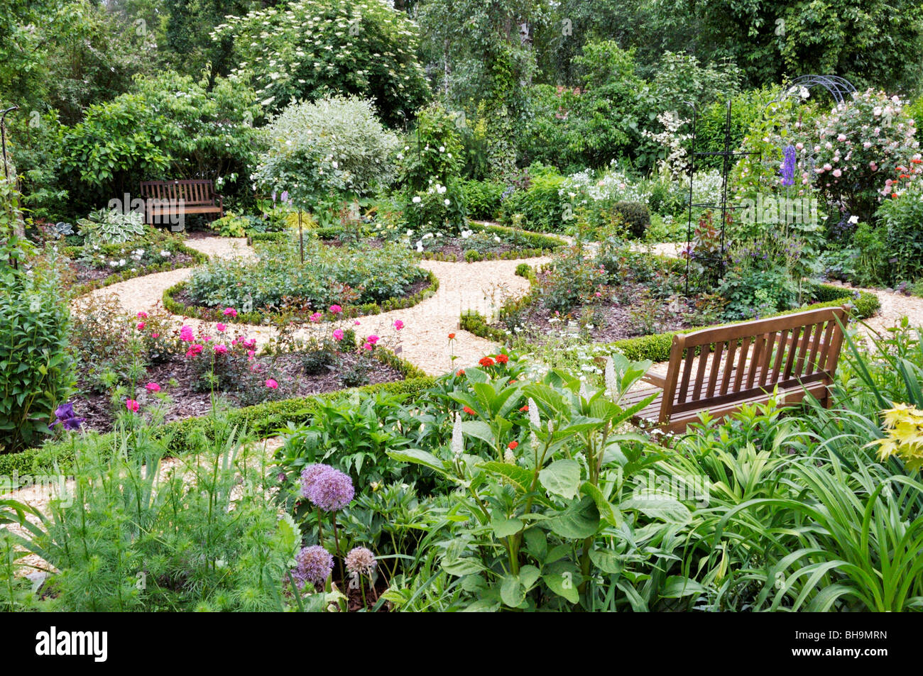 Rose Garten mit Bänken. Design: Marianne und Detlef lüdke Stockfoto