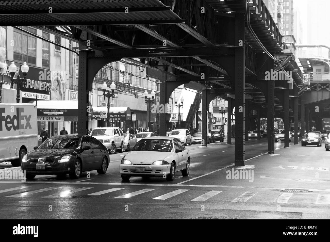 Wabash Street und erhöhten CTA Spuren, Chicago, Illinois. Schwarz und weiß. Stockfoto