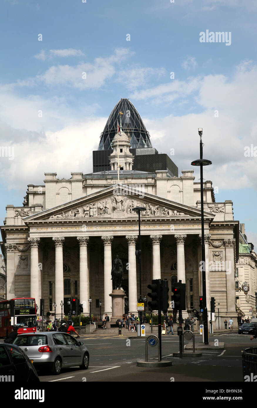 Londoner Bankenviertel mit Royal Exchange Stockfoto