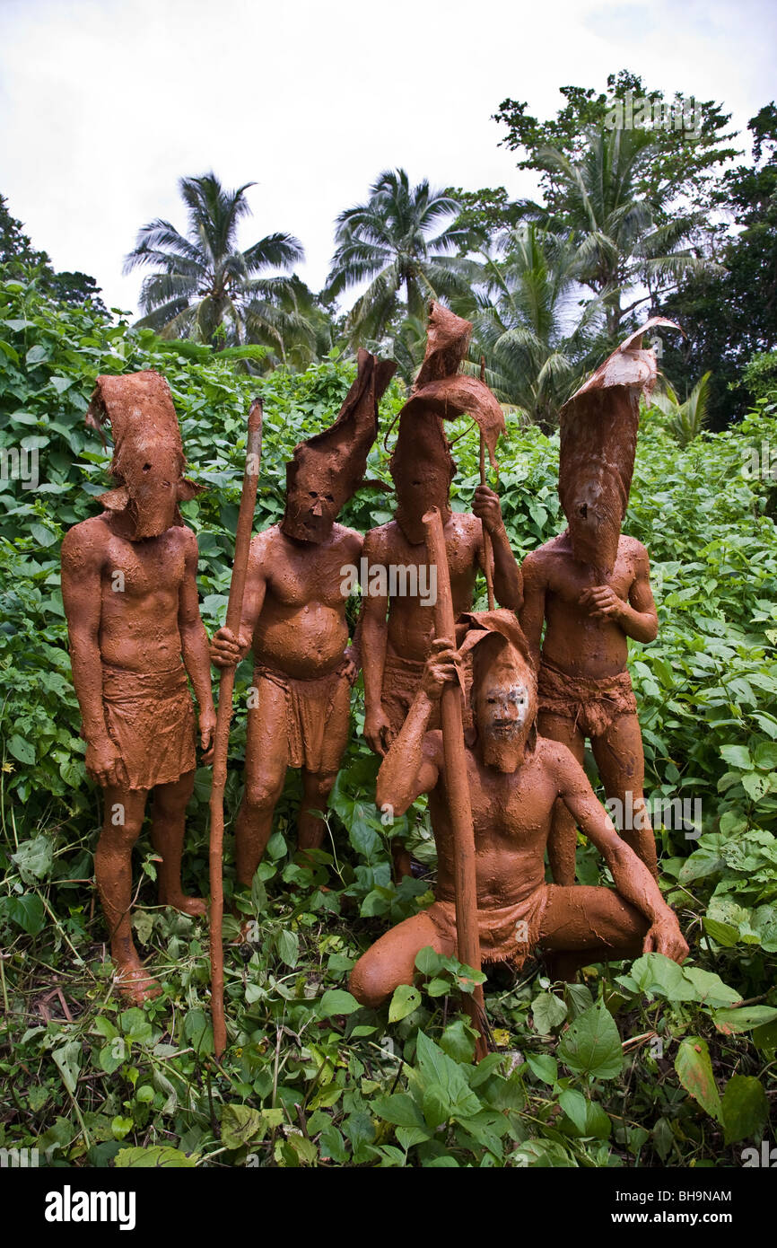 Fünf Männer der melanesischen bedeckt im Schlamm tragen traditionelle Kopfschmuck posiert in Flora Insel Stockfoto