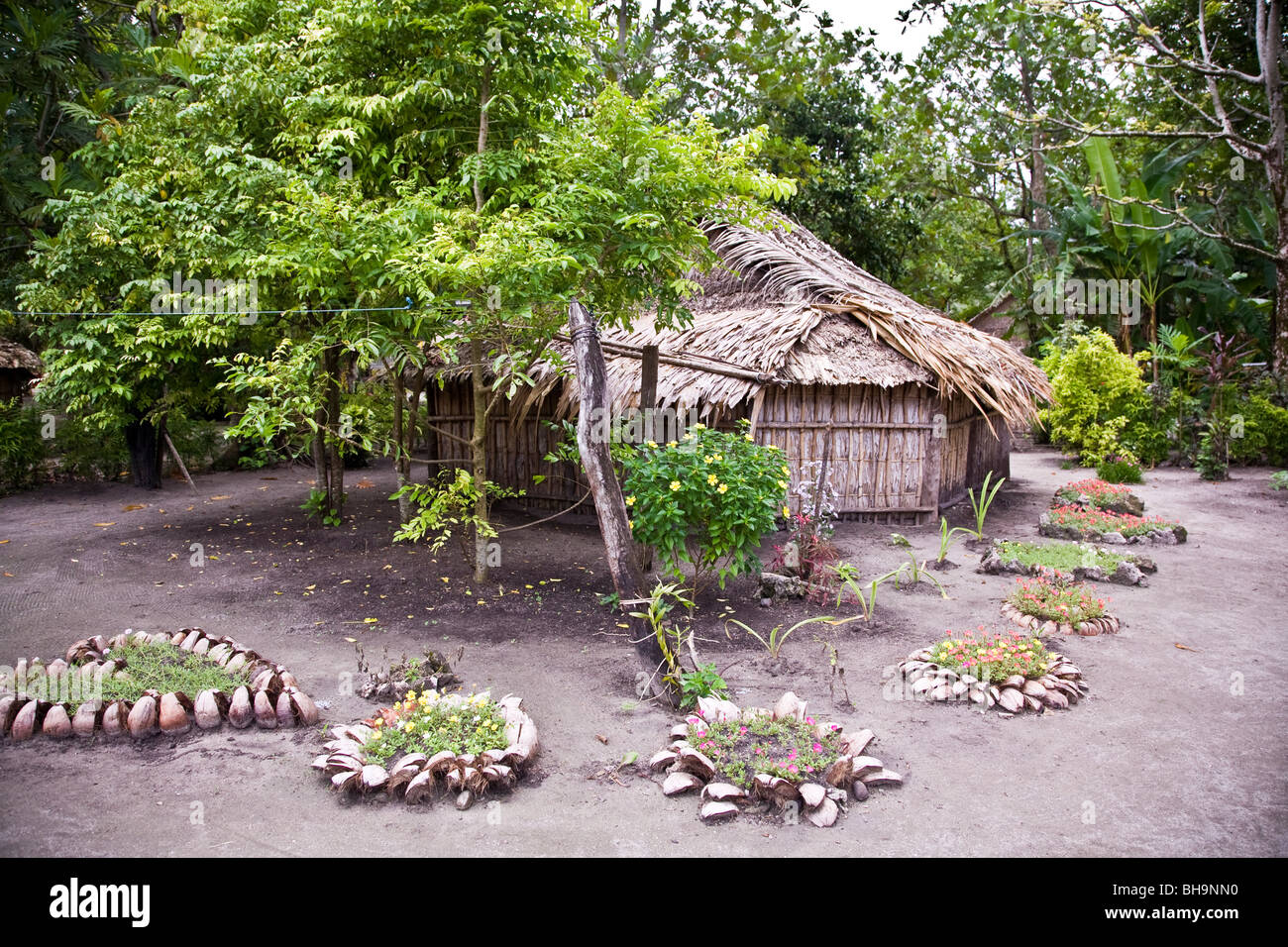 Melanesische strohgedeckte Hütte mit floralen Insel Landschaftsbau Stockfoto