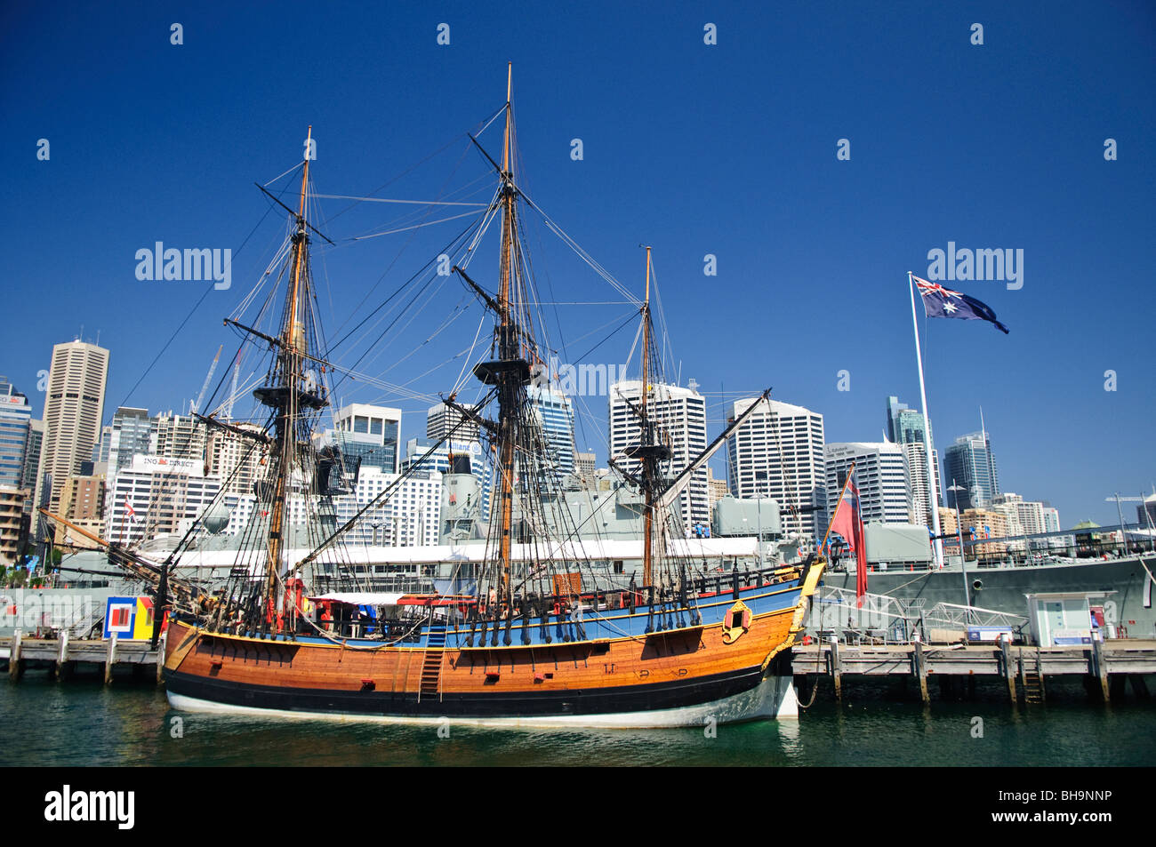 SYDNEY, Australien – Eine Nachbildung von Captain James Cooks HMS Endeavour im Australian National Maritime Museum in Darling Harbour, Sydney. Diese historisch genaue Nachbildung erinnert an Cooks berühmte Entdeckungsreise aus dem 18. Jahrhundert. Stockfoto