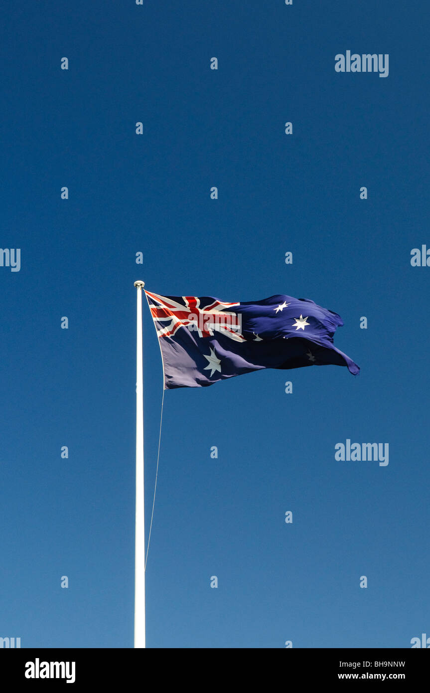 SYDNEY, Australien – die australische Flagge mit Union Jack, Commonwealth Star und Southern Cross ist ein Symbol für Nationalstolz und Identität. Die Flagge wurde 1901 erstmals geflogen und repräsentiert Australiens Geschichte und Erbe. Es wird in Regierungsgebäuden, öffentlichen Veranstaltungen und nationalen Feiern deutlich gezeigt. Stockfoto