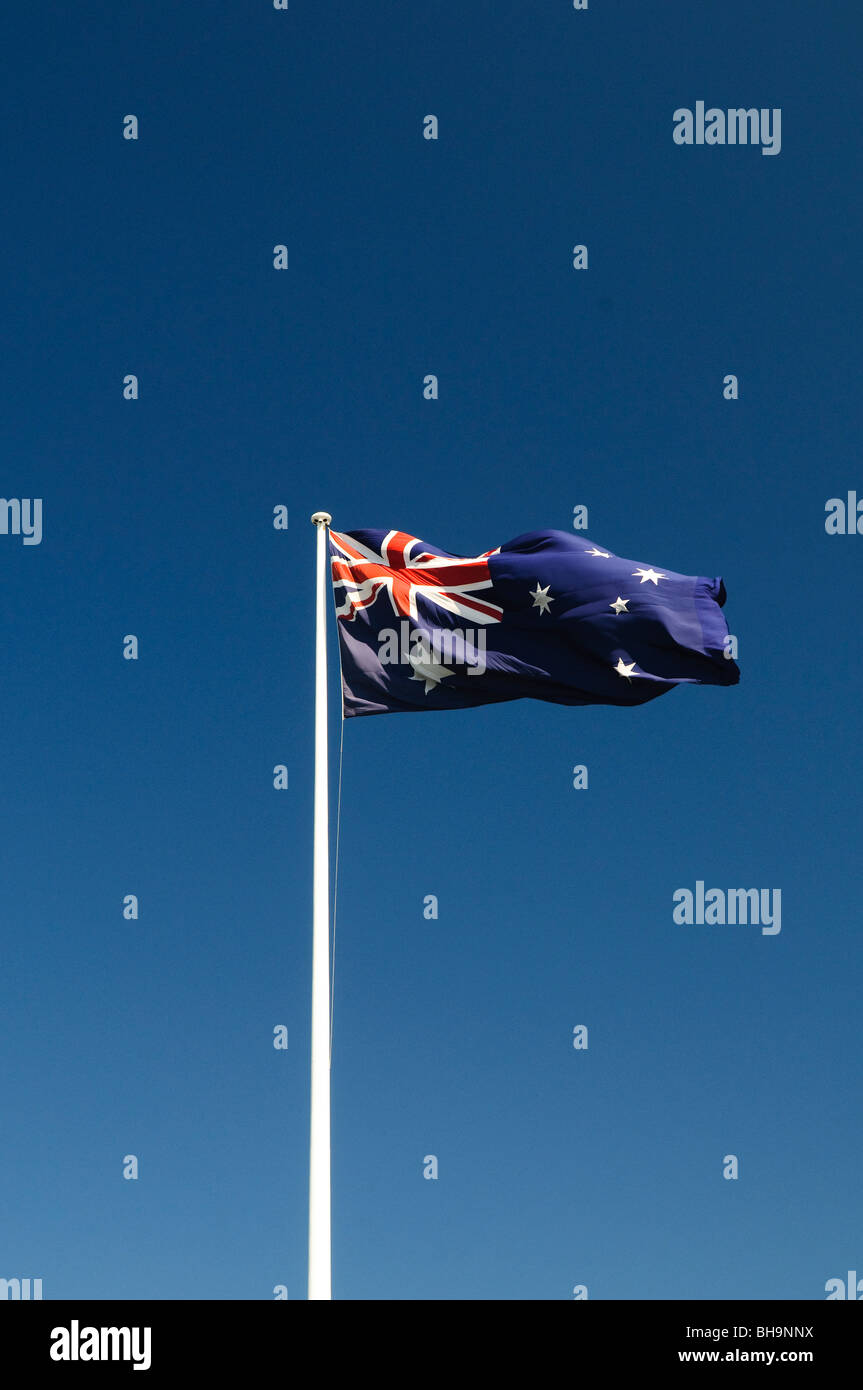 SYDNEY, Australien – die australische Flagge mit Union Jack, Commonwealth Star und Southern Cross ist ein Symbol für Nationalstolz und Identität. Die Flagge wurde 1901 erstmals geflogen und repräsentiert Australiens Geschichte und Erbe. Es wird in Regierungsgebäuden, öffentlichen Veranstaltungen und nationalen Feiern deutlich gezeigt. Stockfoto