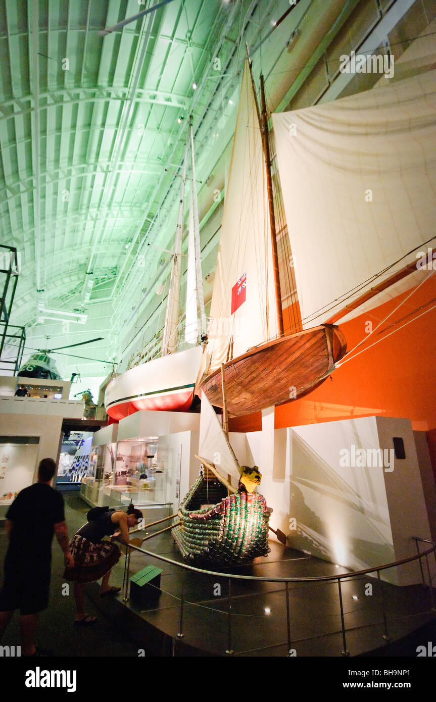 SYDNEY, Australien – Ausstellung von Segelbooten im Australian National Maritime Museum in Sydney. Das Australian National Maritime Museum steht an der Uferpromenade von Darling Harbour. Das unverwechselbare weiße Dach und die moderne Architektur des Museums stehen im Kontrast zu den historischen Schiffen, die neben dem Museum vertäut sind, einschließlich der Nachbildung von Captain Cooks HMB Endeavour. Stockfoto