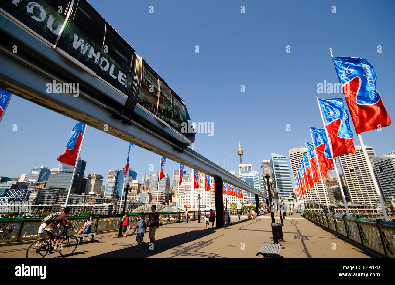 Monorail Pyrmont Bridge Darling Harbour Sydney // SYDNEY, Australien — Eine Monorail auf der Pyrmont Bridge, eine Fußgängerbrücke am Darling Harbour, die Cockle Bay überspannt. Die Brücke ist ein beliebter Ort für Besucher und bietet einen malerischen Blick auf den Hafen. Darling Harbour ist eine der Hauptattraktionen in Sydney. Stockfoto