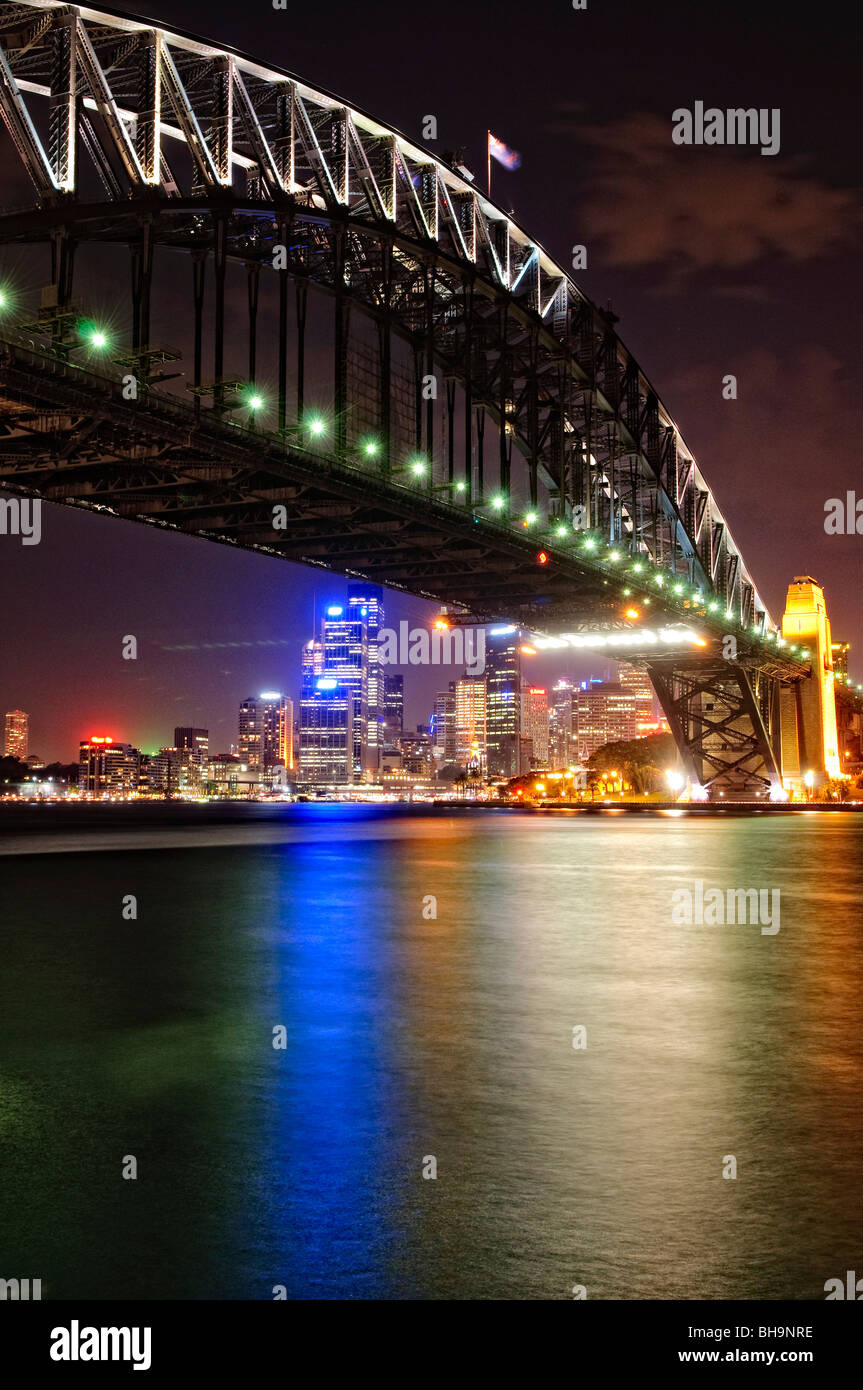 SYDNEY, Australien – Nachtaufnahme der Sydney Harbour Bridge und der Skyline der Stadt Sydney mit Blick zurück in Richtung Dawes Point und von Milsons Point. Stockfoto