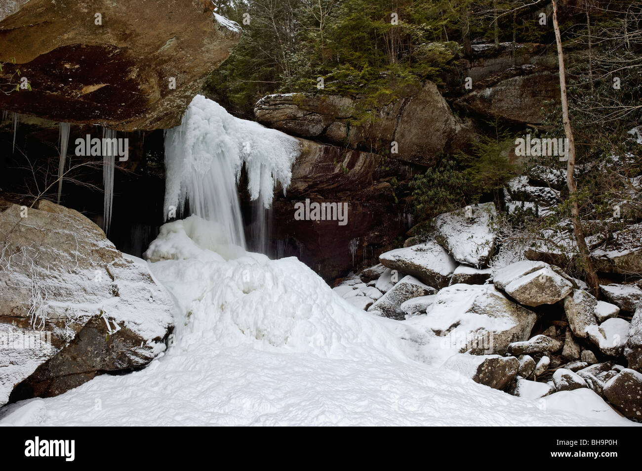 Schnee und Eis rund um Adler fällt im Cumberland Falls State Park in Kentucky Stockfoto