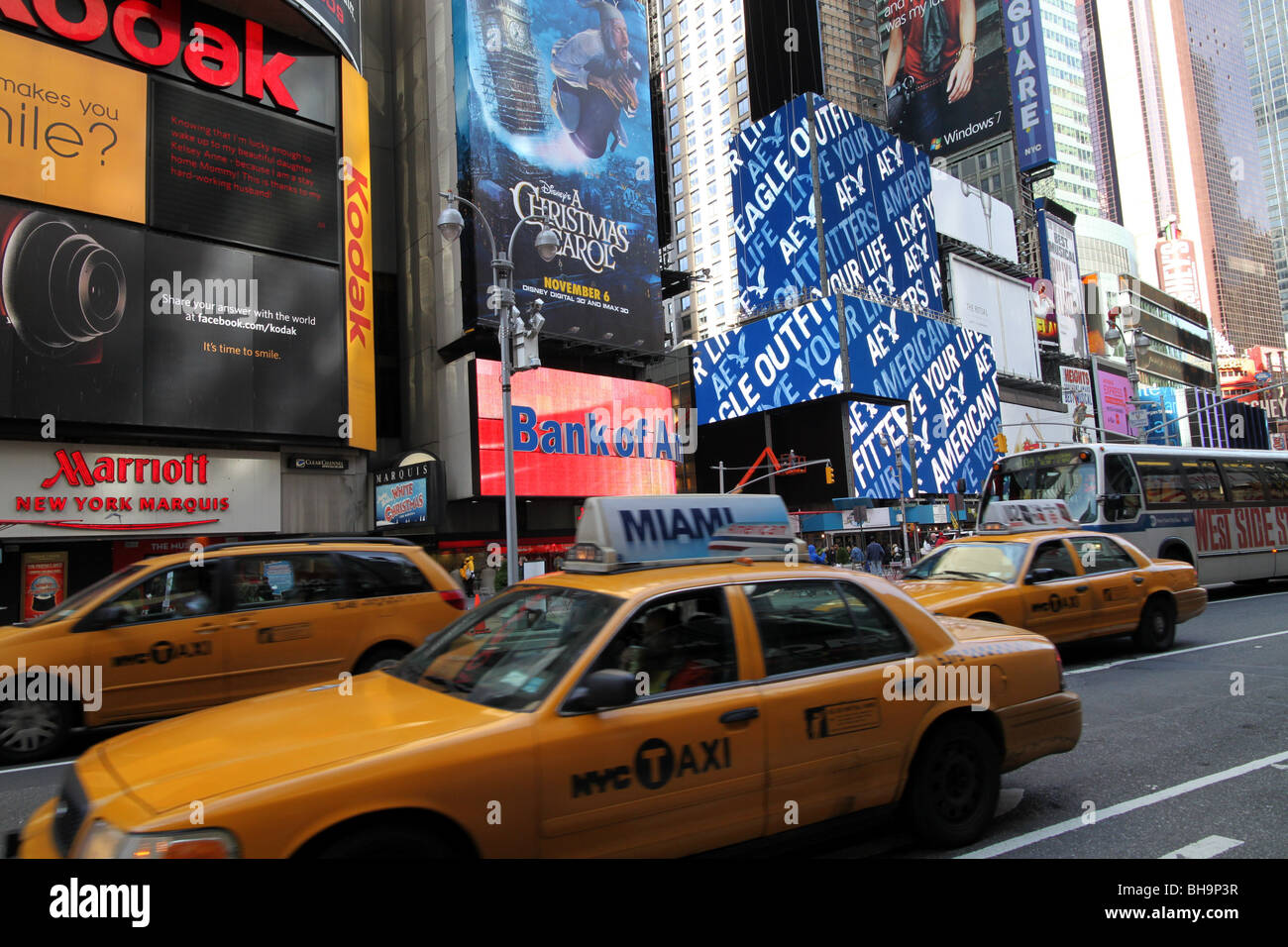 New York City Verkehr und Taxis in der Nähe von Times Square Stockfoto