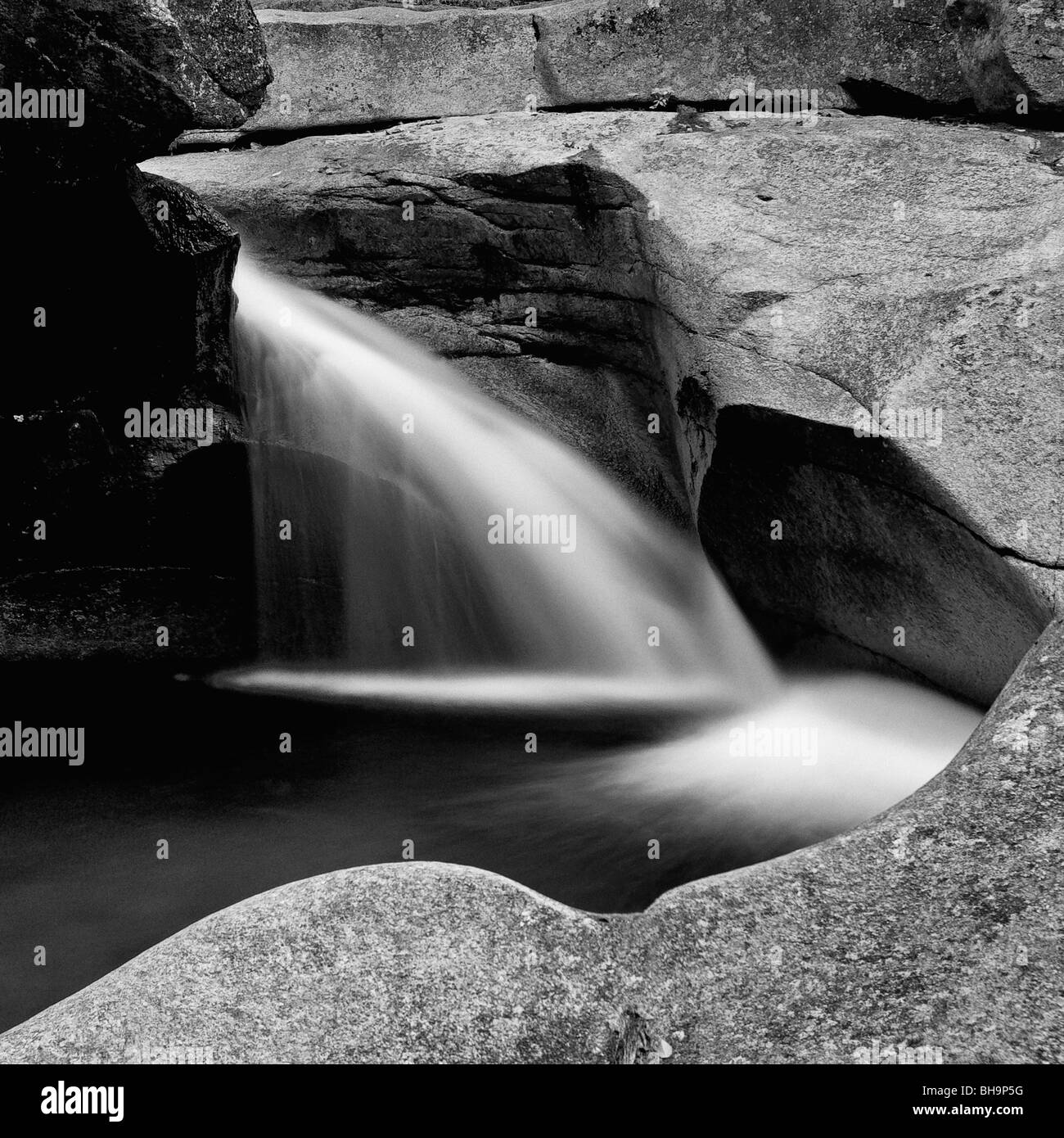 Schwarz und weiß der Kaskade am Fluss Pemigiwasset im Becken Bereich des Franconia Notch State Park von New Hampshire Stockfoto