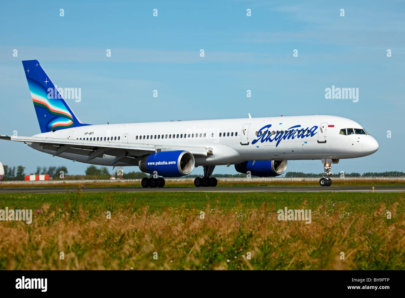 Rollen nach der Landung der Boeing 757 "Jakutien" Unternehmen. Flughafen Tolmatschowo, Novosibirsk, Russland. Stockfoto