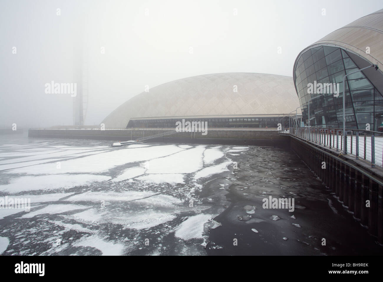 Glasgow Tower, Science Center und IMAX im Nebel im gefrorenen Canting Basin am River Clyde, Pacific Quay, Glasgow, Schottland, Großbritannien Stockfoto