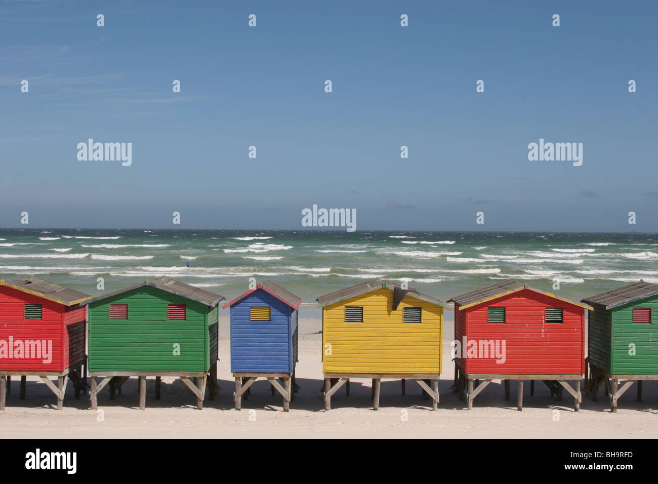 Multi-farbigen Strandhütten in Muizenberg Vorort von Kapstadt, an der Küste der False Bay, Südafrika Stockfoto