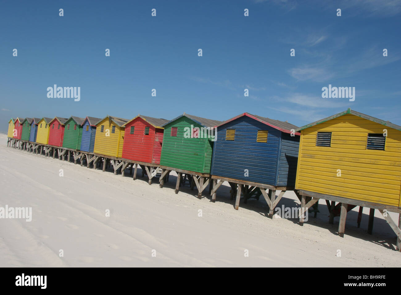 Multi-farbigen Strandhütten in Muizenberg Vorort von Kapstadt, an der Küste der False Bay, Südafrika Stockfoto