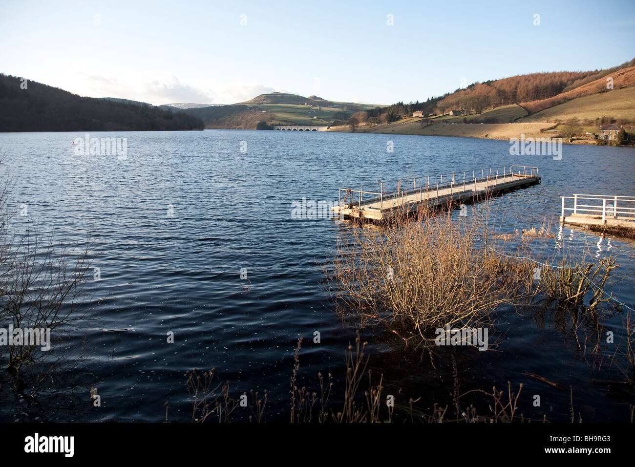 Ladybower Vorratsbehälter und Ashopton-Viadukt in Derbyshire Peak District. Crook Hill ist in der Ferne Stockfoto