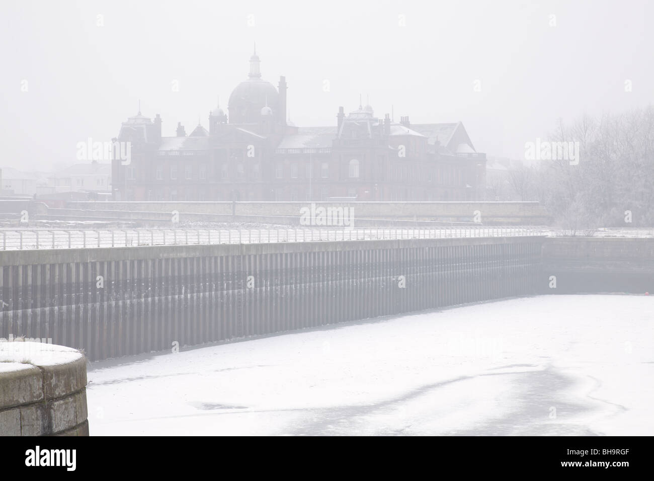 Govan Rathaus im Nebel neben der gefrorenen Canting-Becken, River Clyde an der Pacific Quay, Glasgow, Schottland, Großbritannien Stockfoto