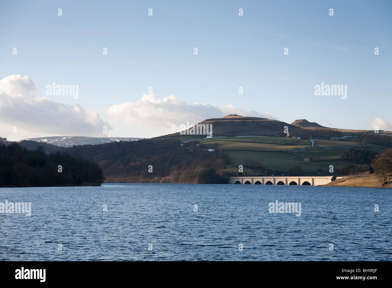 Ladybower Vorratsbehälter und Ashopton-Viadukt in Derbyshire Peak District. Crook Hill ist in der Ferne Stockfoto