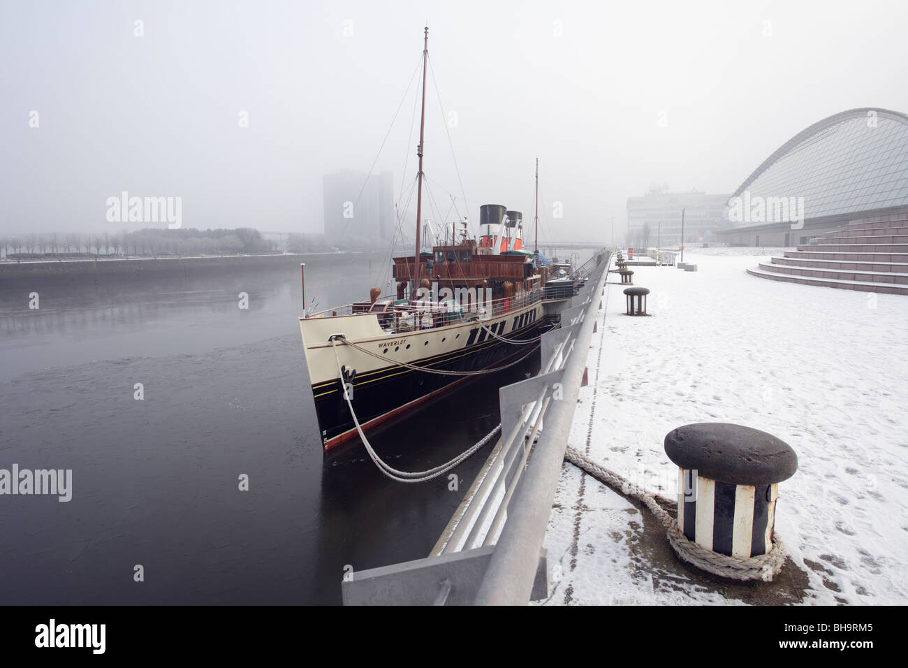 Waverley Paddle Steamer liegt im Winterschnee auf dem River Clyde, Pacific Quay, Glasgow, Schottland, Großbritannien Stockfoto