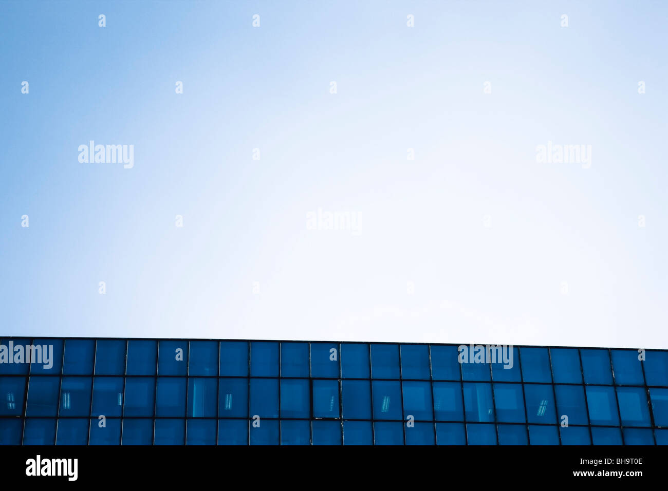 Firmengebäude mit Office windows Stockfoto