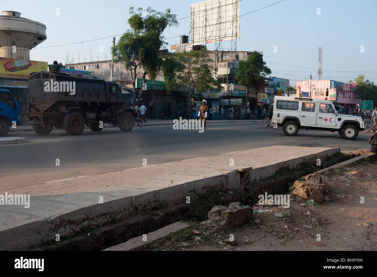 Militärische Fahrzeuge auf den Straßen von Vavuniya Sri Lanka rotes Kreuz landrover Stockfoto