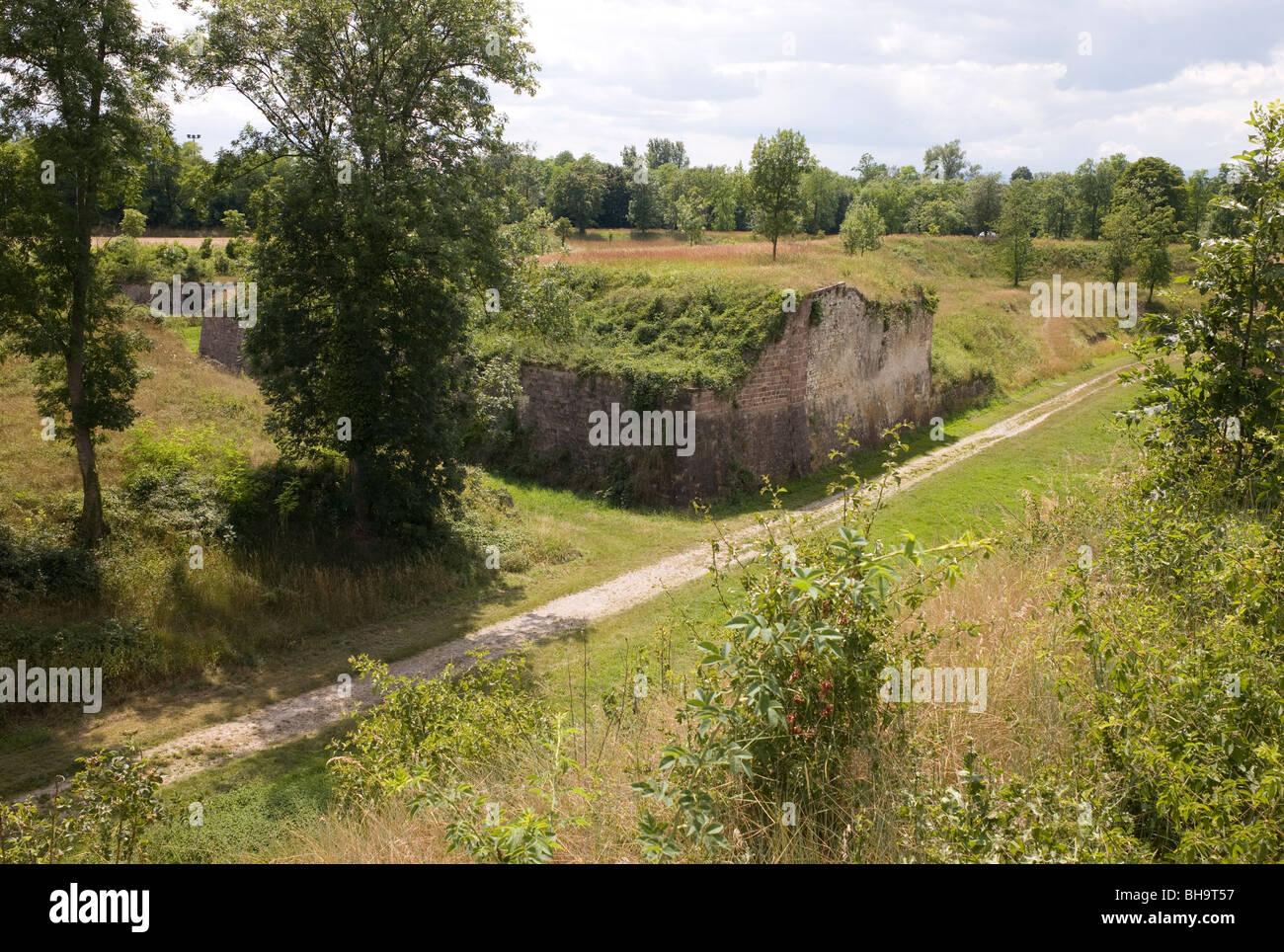 Befestigungsanlagen in Neuf-Brisach, Oberrhein Elsass, Frankreich, eine militärische Grenze von Vauban im Rheintal in der Nähe der deutschen Grenze gebaut. Stockfoto