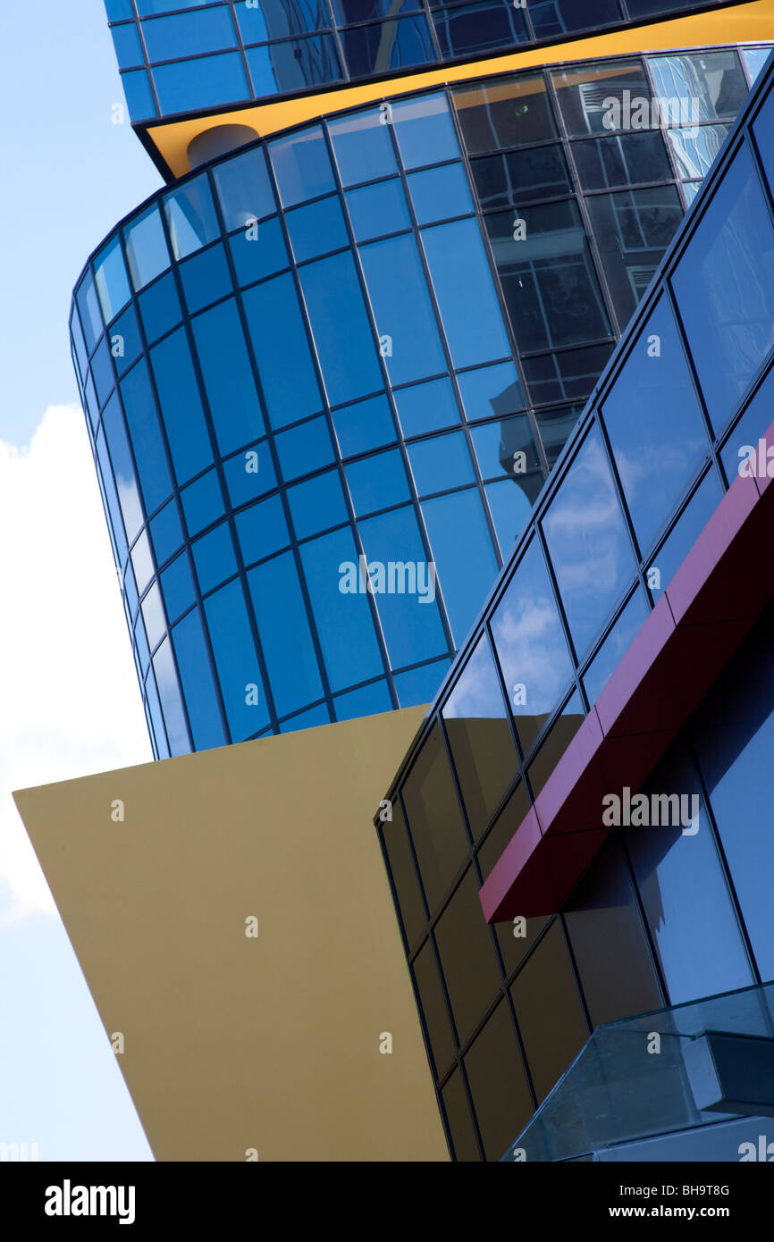 Firmengebäude außen mit Glasfenster Stockfoto