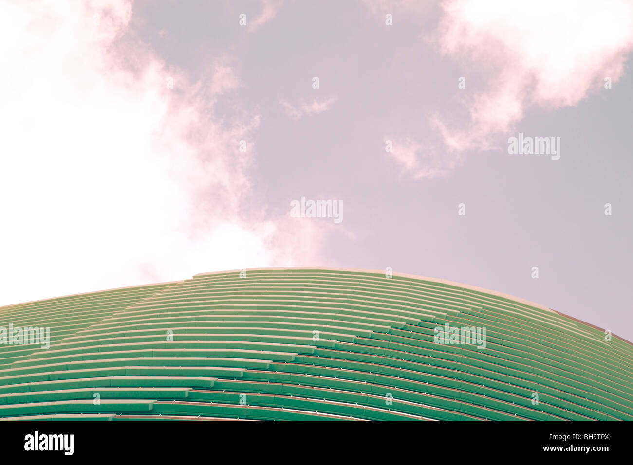 Spitze der Firmengebäude mit Himmel und Wolken Stockfoto