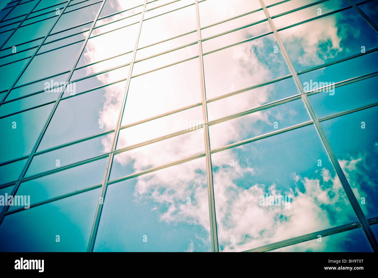 Moderne Unternehmen Glasbau mit Cloud Reflexionen im Glas Stockfoto