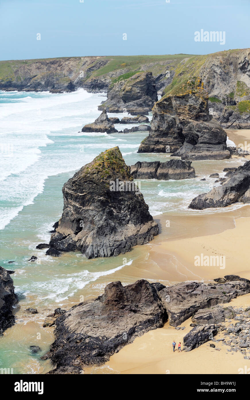 Felsnadeln, Klippen und Strand von Bedruthan Steps auf der South West Coast Path zwischen Padstow und Newquay, Cornwall, England Stockfoto