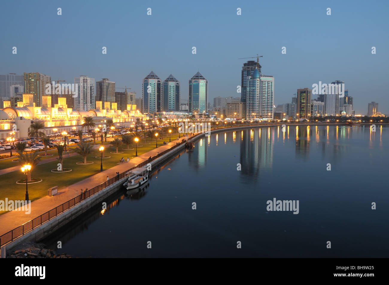 Sharjah-Stadt in der Dämmerung. Vereinigte Arabische Emirate Stockfoto