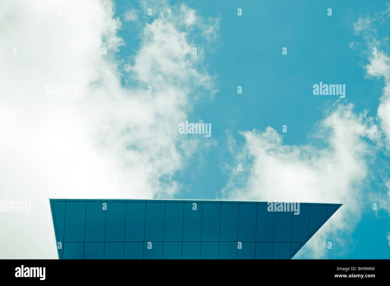 Spitze des modernen Unternehmens Glasbau mit Himmel und Wolken Stockfoto