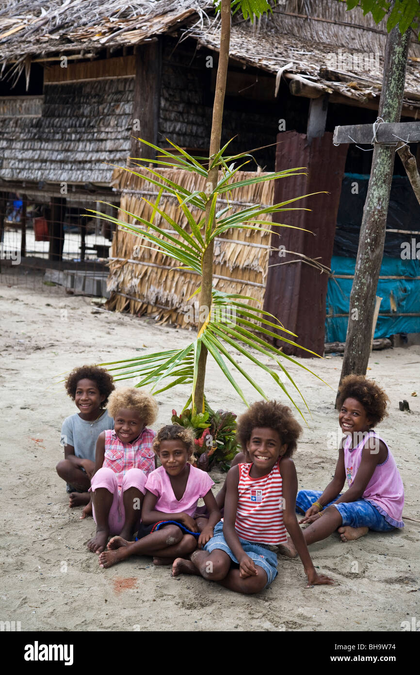 Merkmale der Menschen widerspiegeln eine offensichtliche Mischung aus Melanesien und Mikronesien Santa Ana Island Salomonen Stockfoto