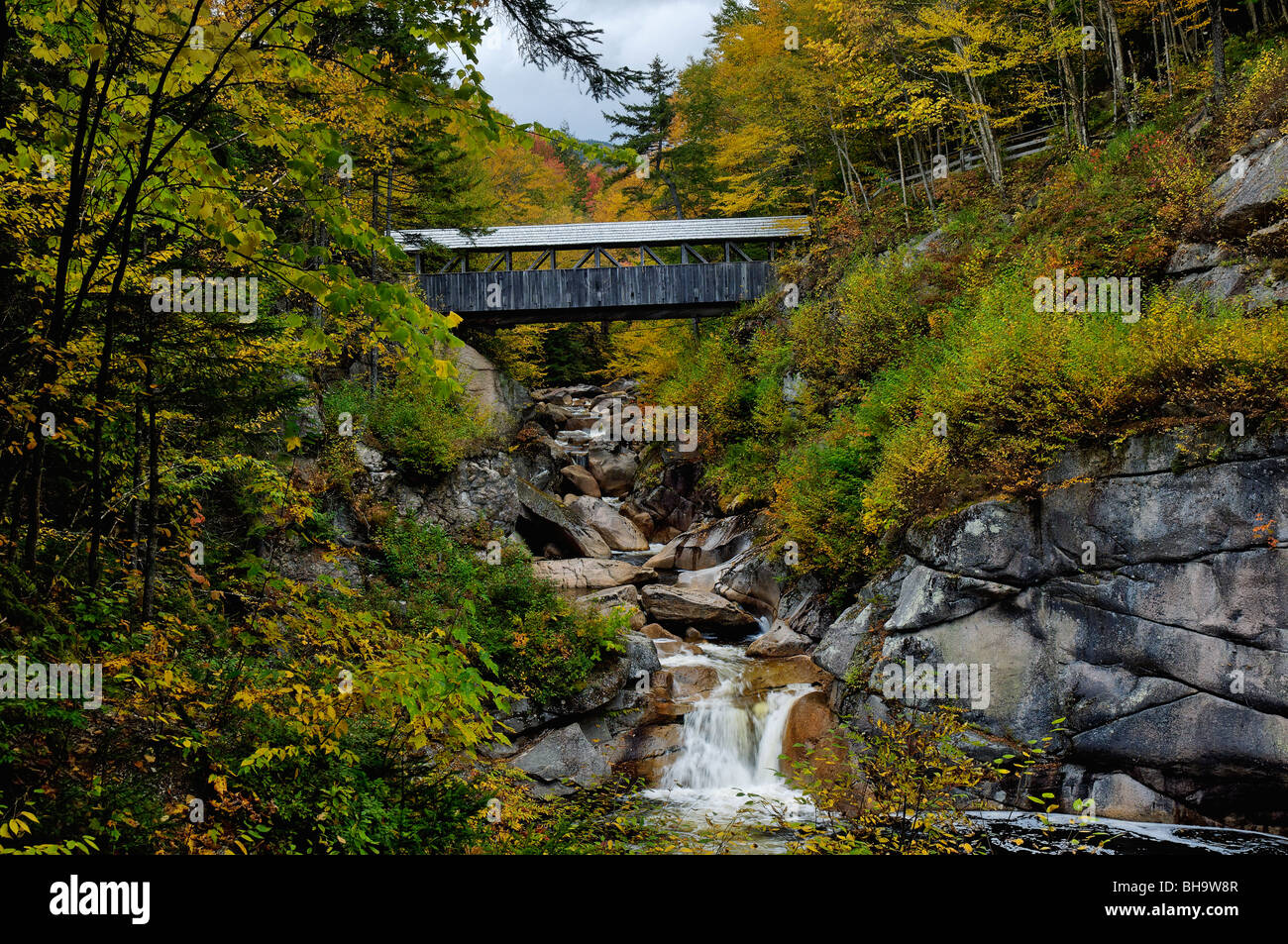 Herbst-Farbe und Sentinel Pine Brücke in Franconia Notch State Park in Grafton County, New Hampshire Stockfoto