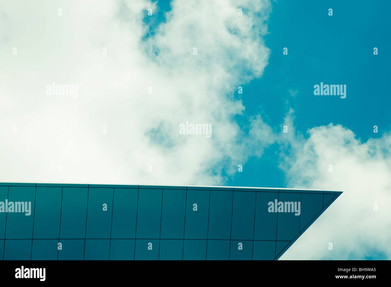 Spitze des modernen Unternehmens Glasbau mit Himmel und Wolken Stockfoto