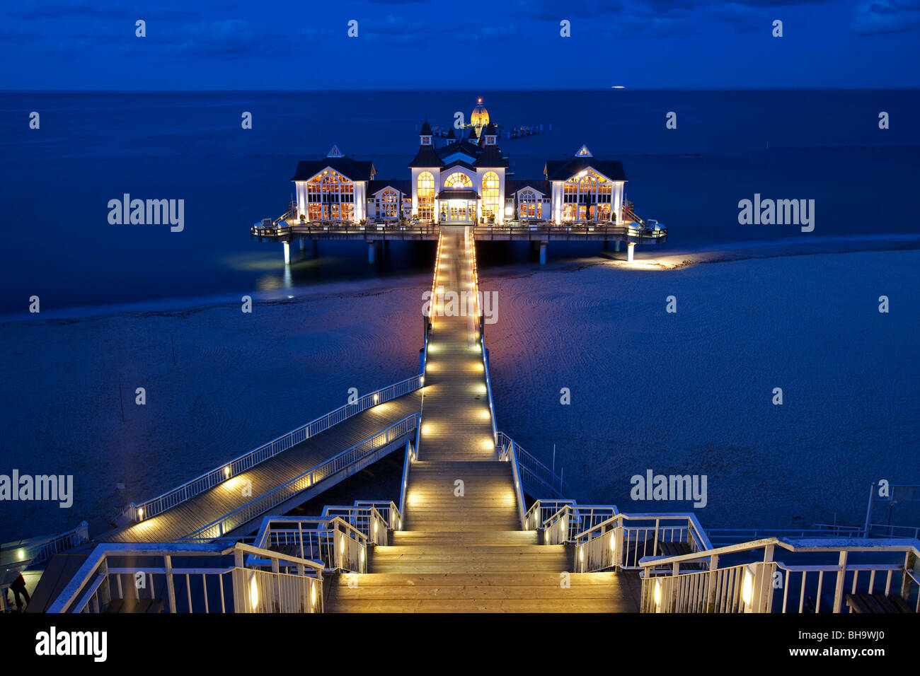 Restaurant am Pier in Sellin, Rügen in der Abenddämmerung, Mecklenburg-Western Pomerania, Deutschland Stockfoto