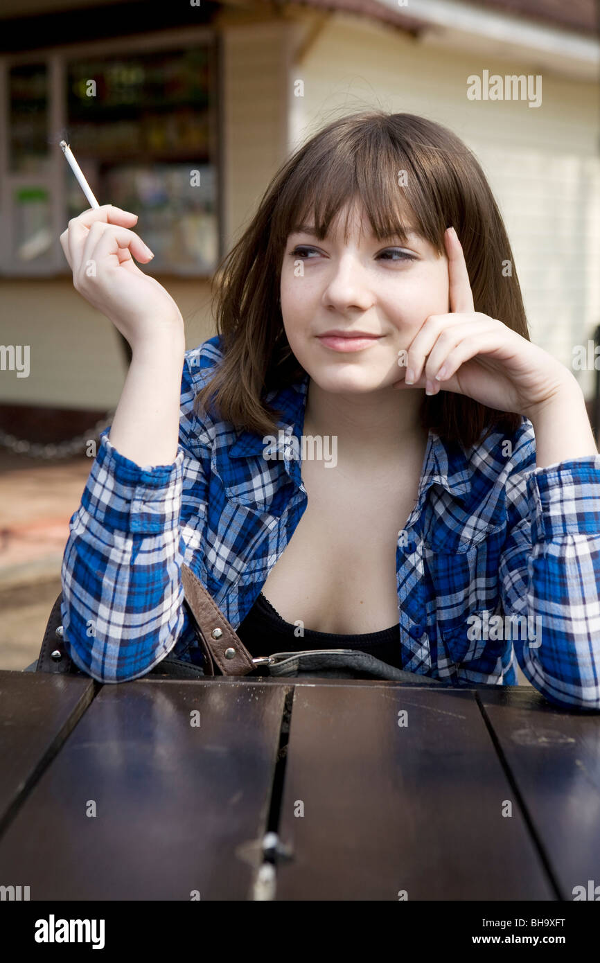 Porträt der jungen Frau Rauchen Zigarette im freien Stockfoto