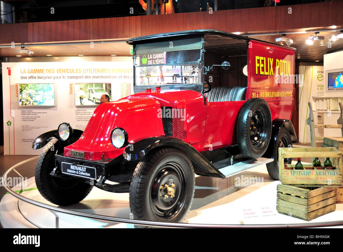 Paris alten Lieferwagen auf dem Display im Renault Autohaus Stockfoto