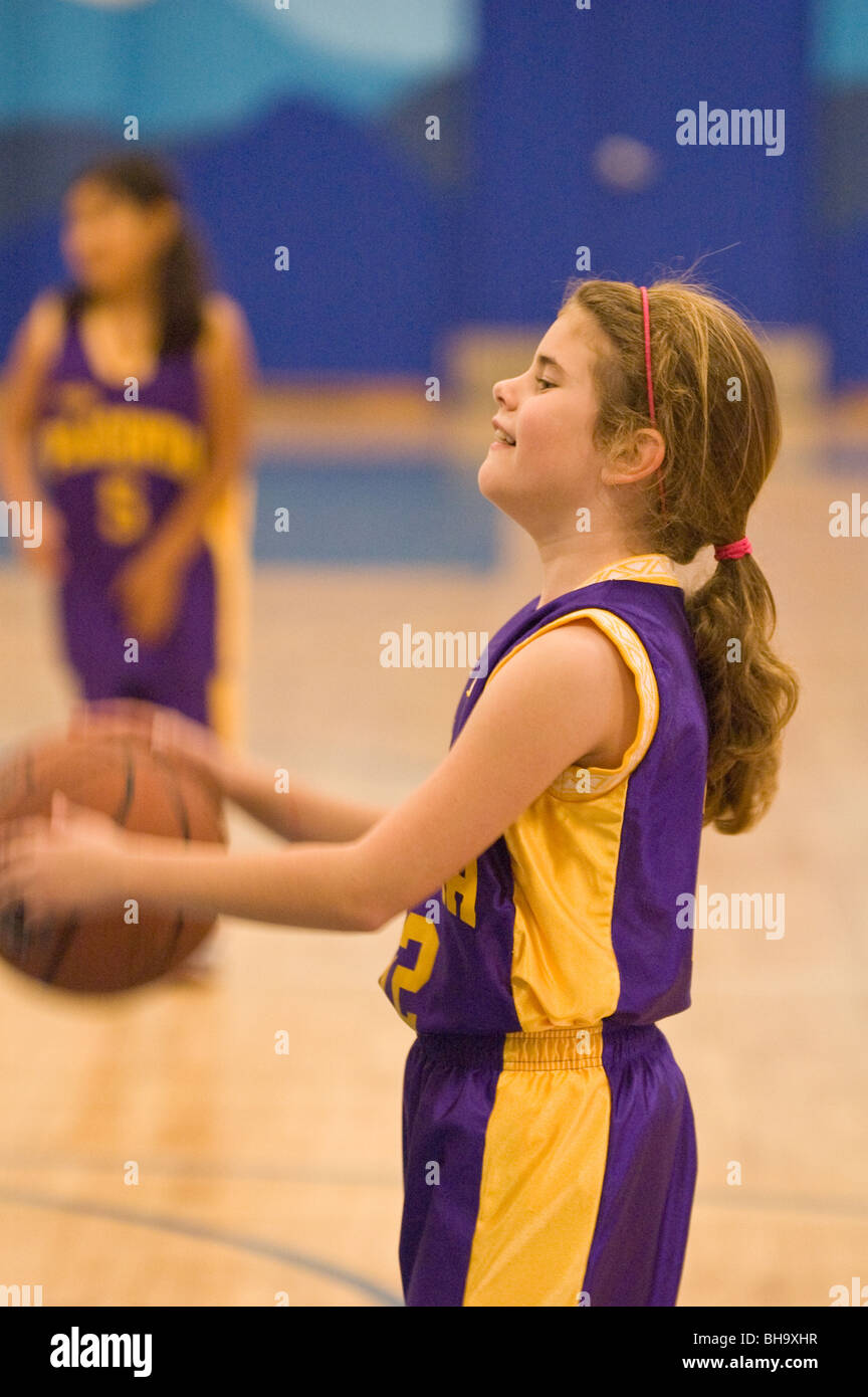 Zwei Teams aus 3. Klasse Mädchen Basketball spielen. Stockfoto