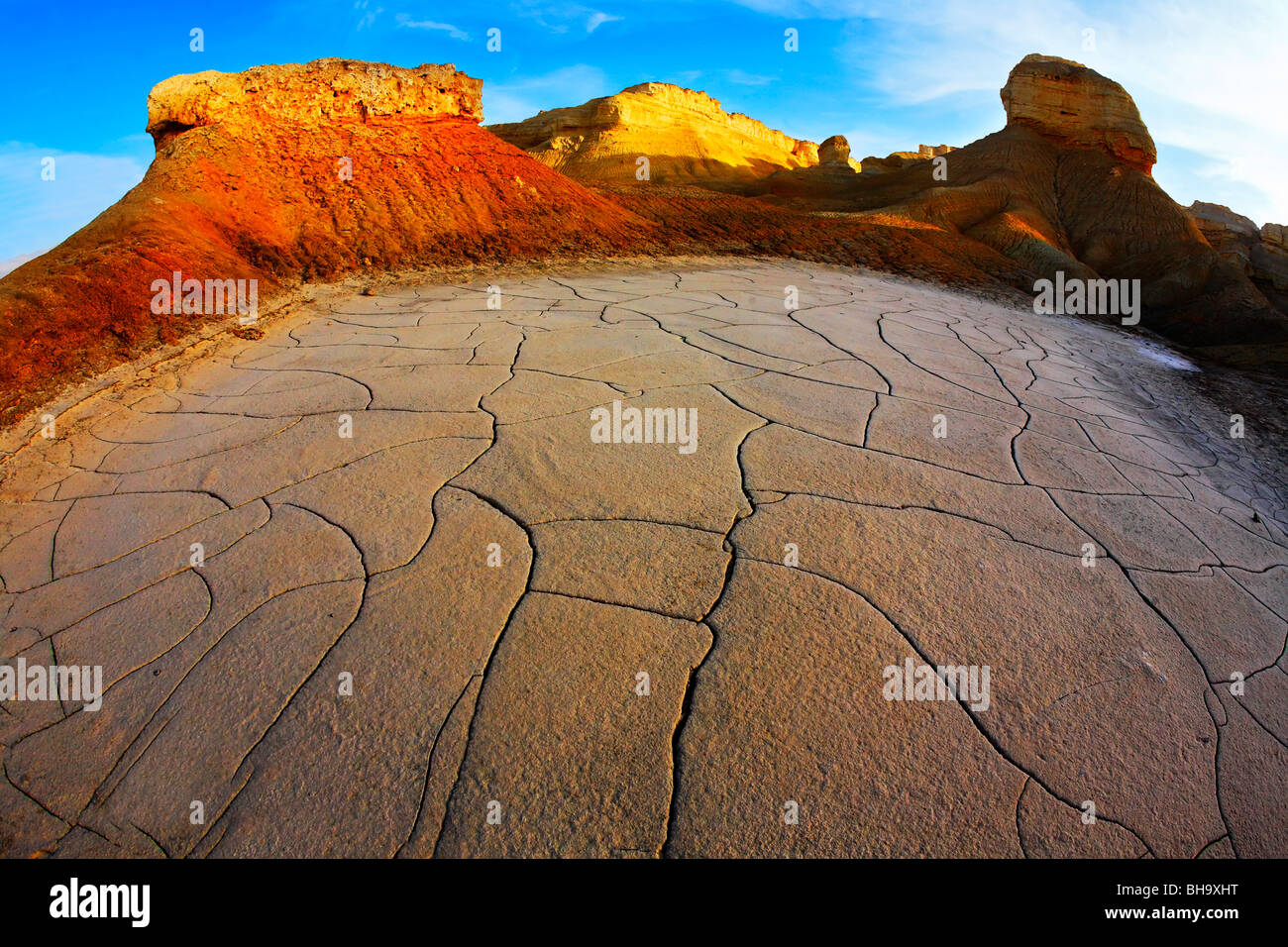 Alte Gebirge als auch im trockenen Boden in Wüste Israels, fotografiert von einem Objektiv "Fischauge" Stockfoto